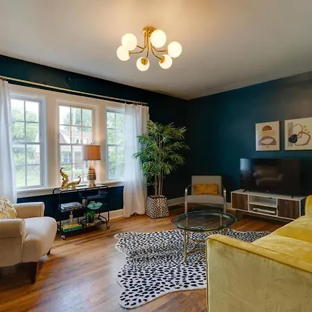 Sleep 8 In Our Cozy Colonial 2Miles From Broadway Apartment